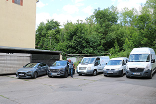 Fünf Fahrzeuge des Fuhrparks des Unternehmens Fa. Haushaltsauflösung Scherp sind zu sehen Fünf Fahrzeuge des Fuhrparks des Unternehmens Fa. Haushaltsauflösung Scherp sind zu sehen